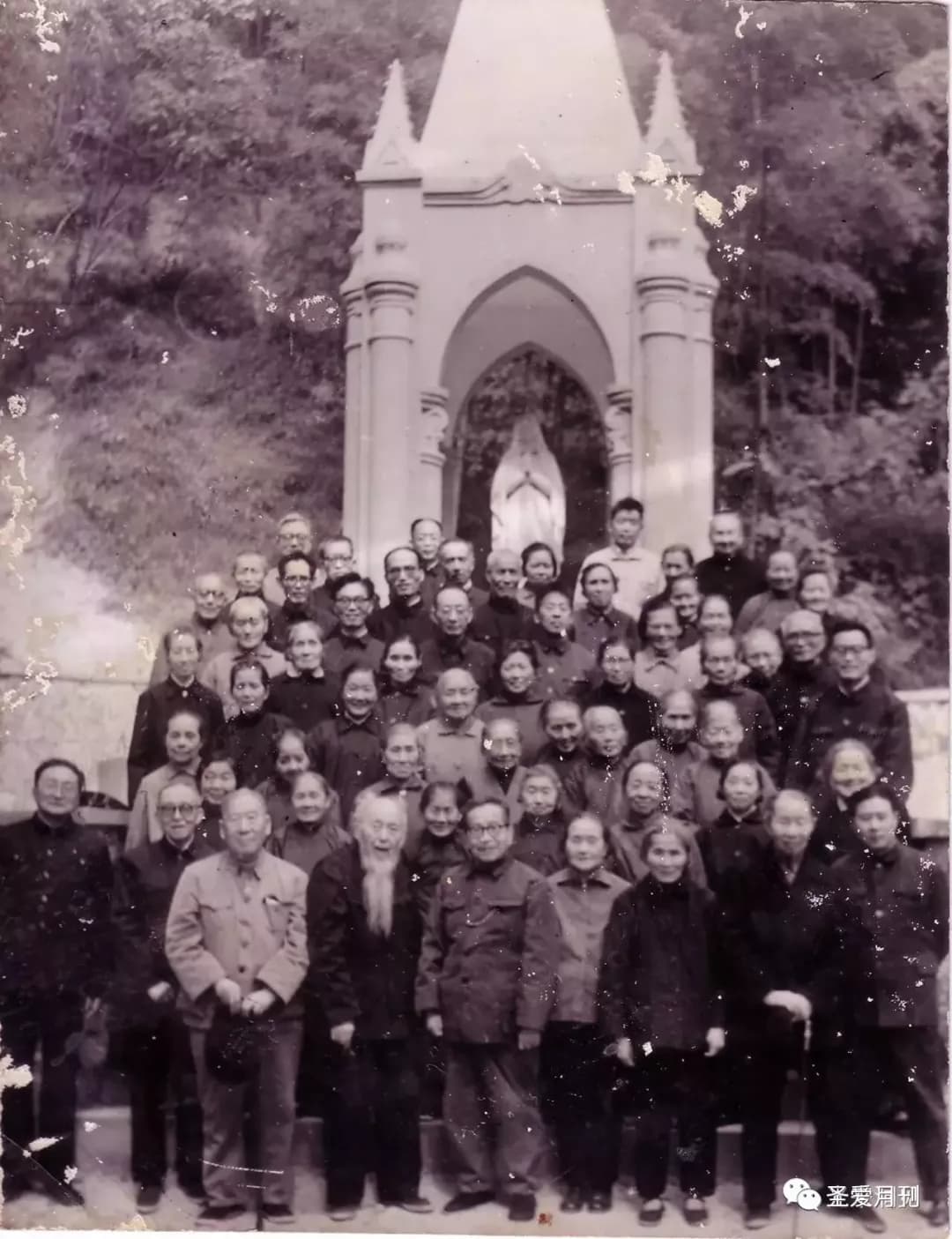 1980年代，上海教区神父、修女在佘山圣母亭前