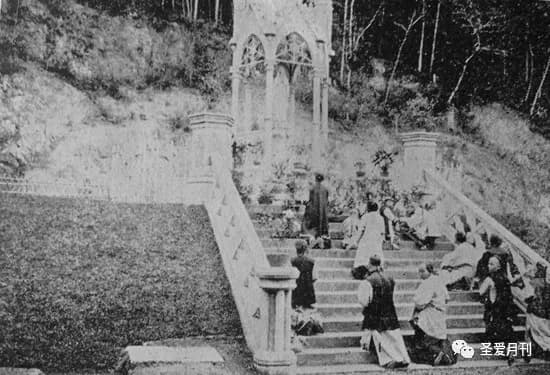 在三圣亭前祈祷的教友（1902年）